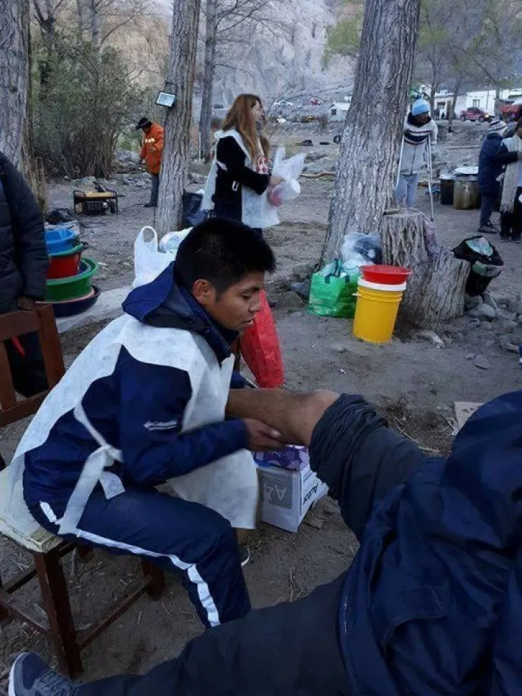 Gran ejemplo de humildad: concejal no vidente asiste con masajes a peregrinos de San Antonio de los Cobres