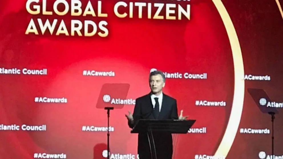 Macri llegó tarde a una ceremonia en la que lo premiaban