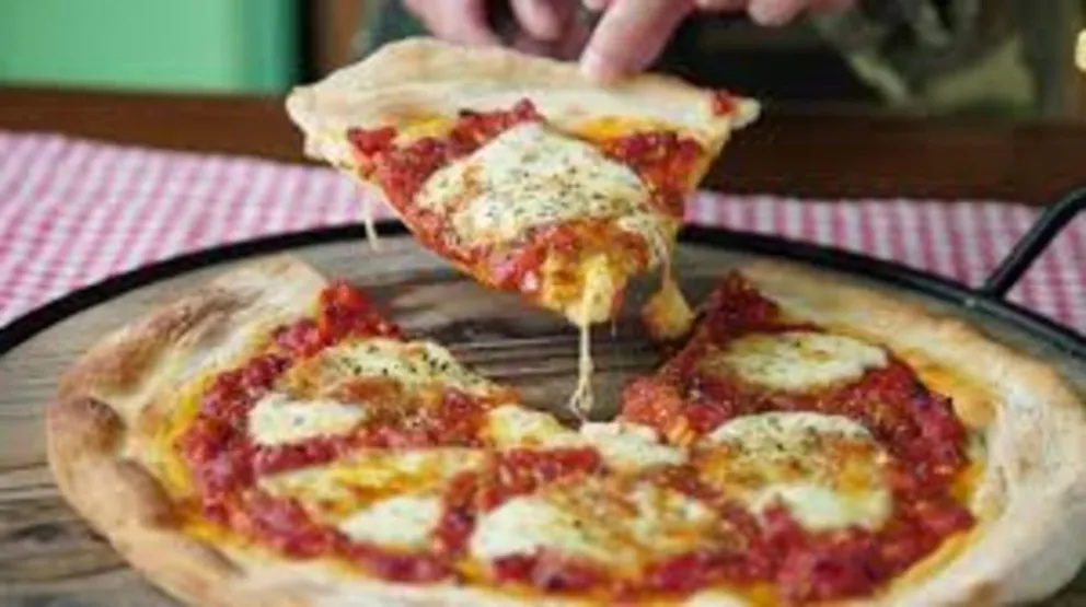 El escupitajo: "polló" la pizza  y fue descubierto. ¡Qué ascooo! VIDEO