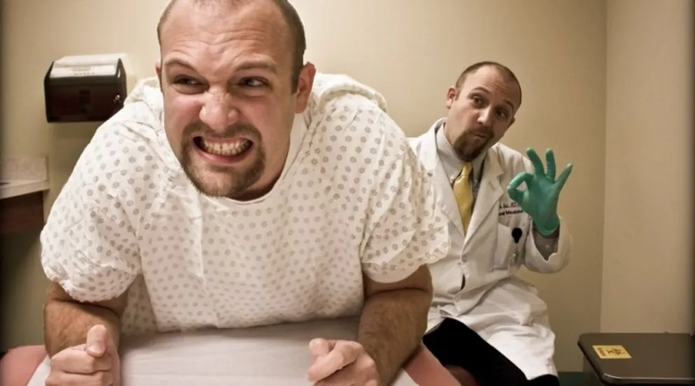 Le hicieron tacto rectal y denunció al médico por tener los dedos gordos