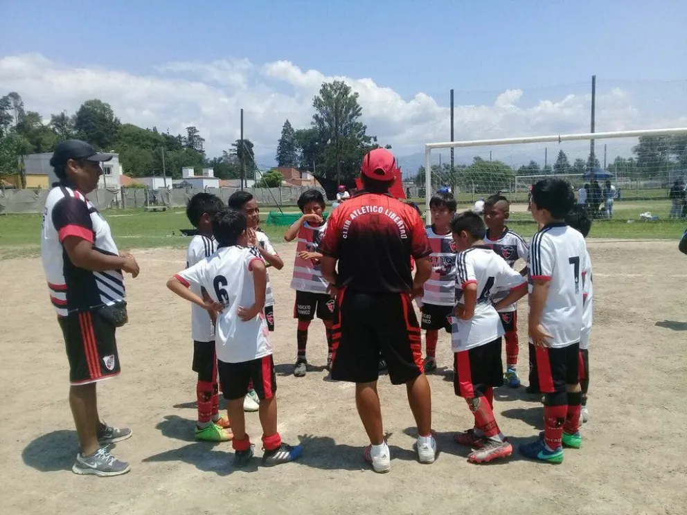 Probarán jóvenes salteños para que jueguen en Boca y River