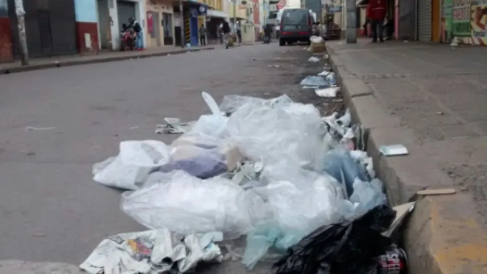 Multaron a seis comercios por sacar la basura durante el paro nacional