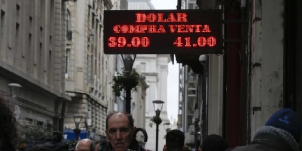 El dólar se desplomó 28 centavos y llegó a costar $ 39,37