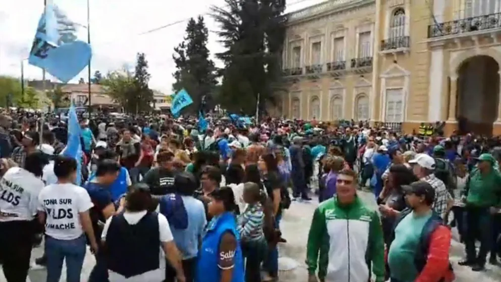 Una multitud cerró las protestas frente a la Legislatura