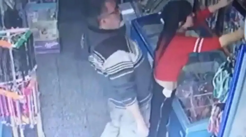 VIDEO INDIGNANTE: Una kiosquera fue acosada por un cliente