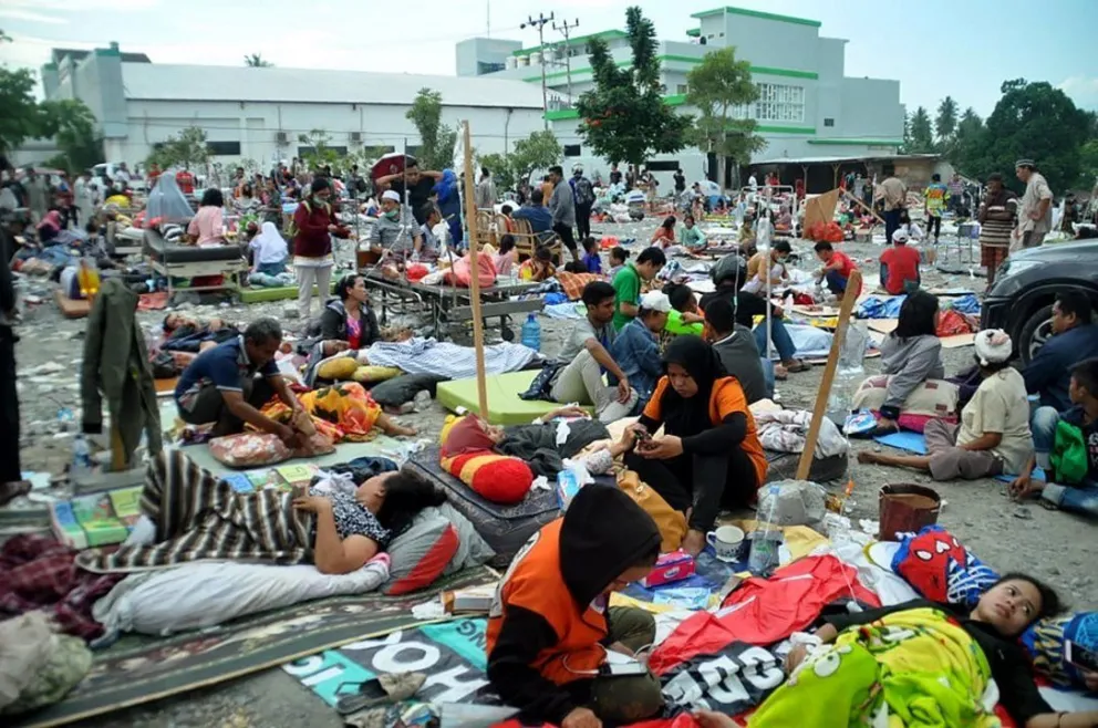 DEMOLEDOR: el Tsunami de Indonesia dejó varios cadáveres cerca del mar y todo destruido