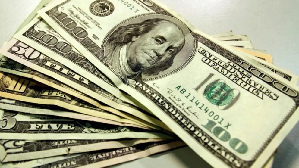 El dólar abrió en alza y subió 70 centavos previo a la espera del anuncio del FMI