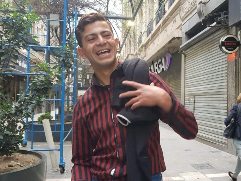 La historia del joven cordobés que escribió su currículum a mano porque no tenía plata para imprimirlo