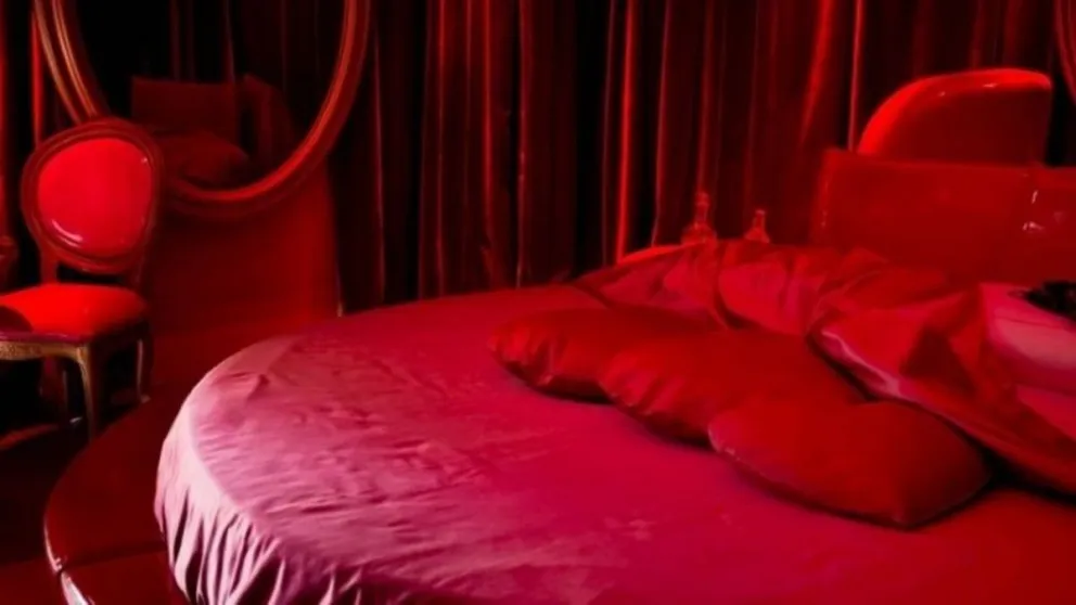 Fue a un hotel alojamiento con su amante y se encontró con su suegra