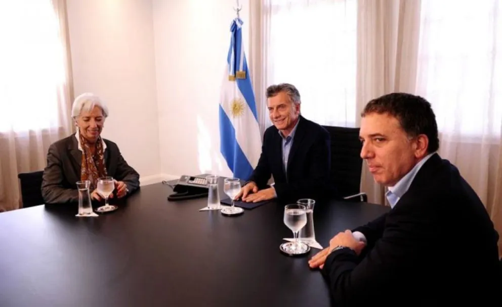 Un nuevo acuerdo con el FMI, que incluye un mayor desembolso de dinero, para evitar el default