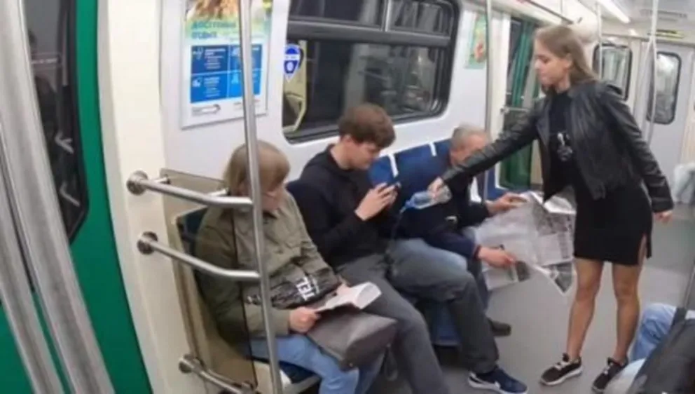 Feministas tiran químicos en el pene a los que abren mucho las piernas en el subte