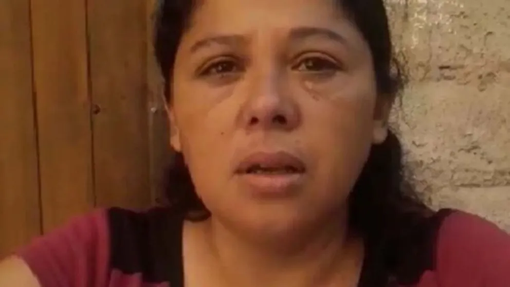 Quebrada en llanto entregó a su hijo, que violó a una niña y grabó un video pidiendo perdón