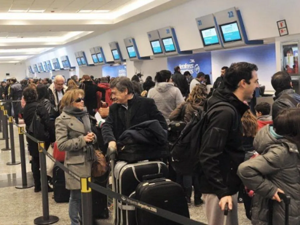 Turismo de cabotaje: por la suba del dólar y las low cost, menos turistas viajaron al exterior