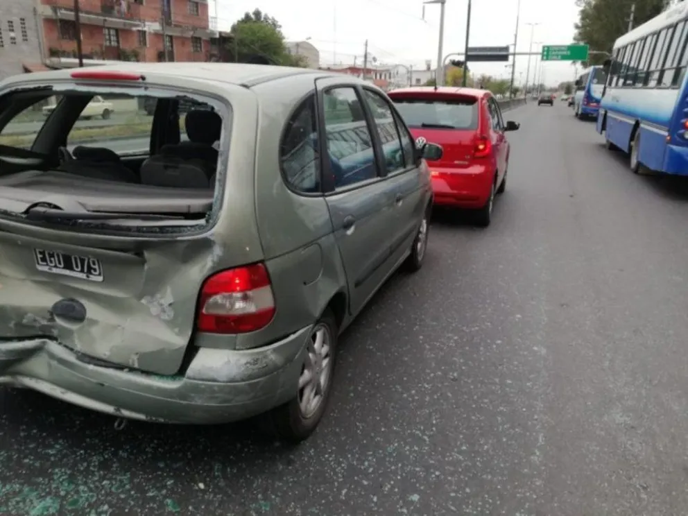 Impactante choque en cadena en avenida Bolivia