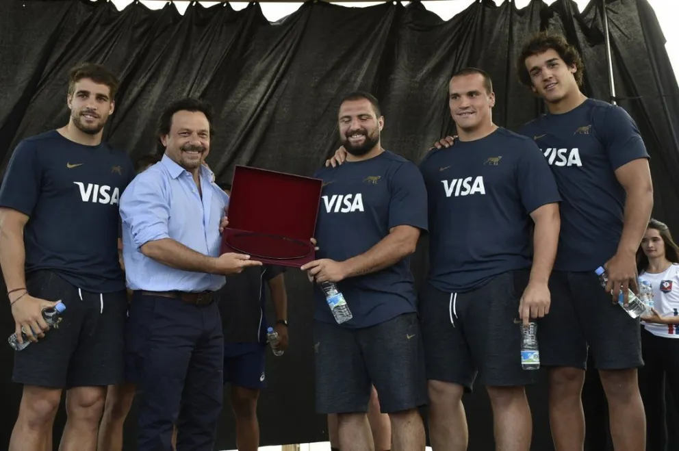 Gustavo Sáenz: una tarde con los chicos de los merenderos y Los Pumas