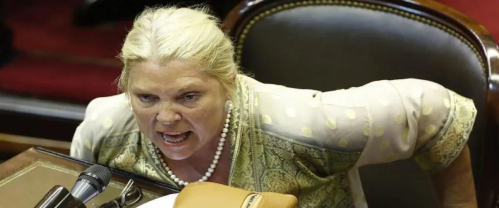 Elisa Carrió indignada: criticó a Leandro Cuccioli por sacar a "tres héroes de la AFIP", y este le contestó
