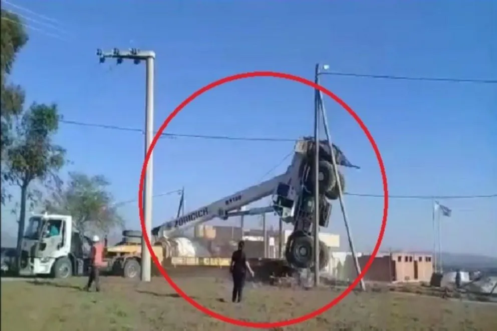 Increíble: una grúa quiso rescatar un camión hormigonero y se le cayó