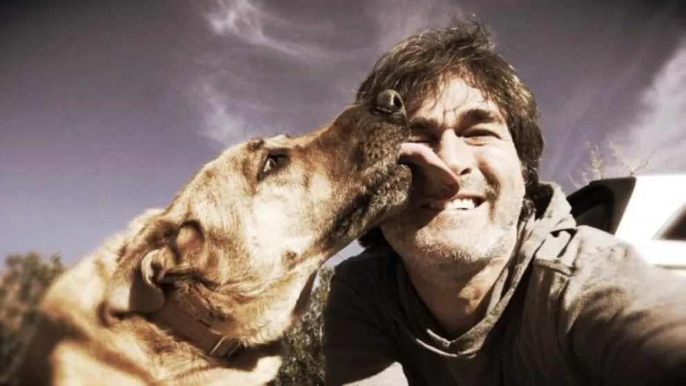 Impactante: por dejarse besar por su perro perdió nariz, brazos y piernas