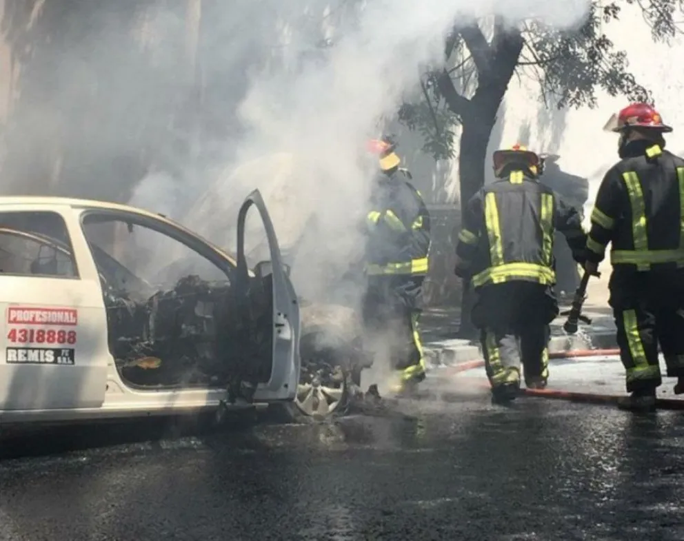 Se incendió un remis en pleno centro salteño
