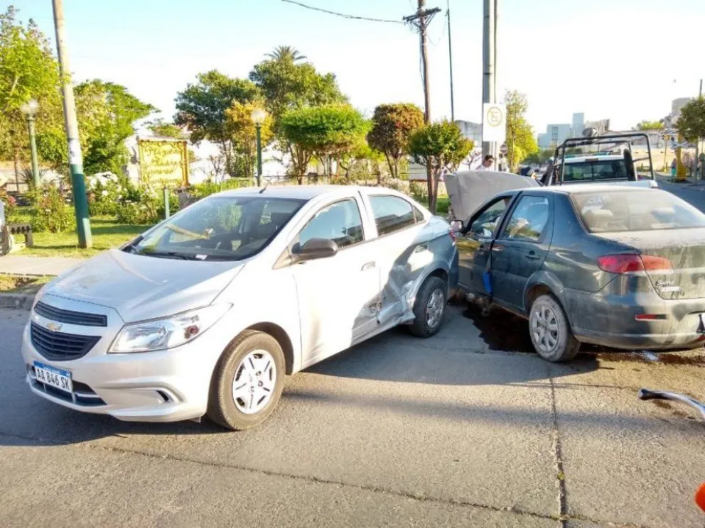 Impactante choque entre dos autos esta mañana