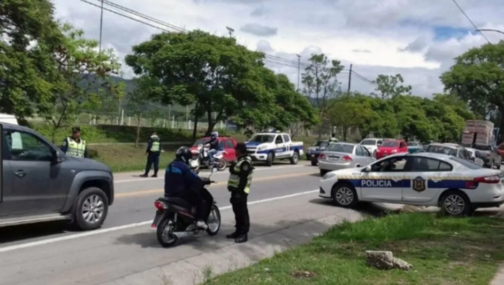 Un policía fue detenido por atropellar a una mujer y fugarse