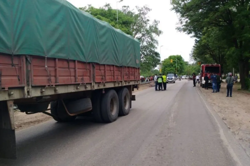 Murió una ciclista al chocar con un camión en Tartagal