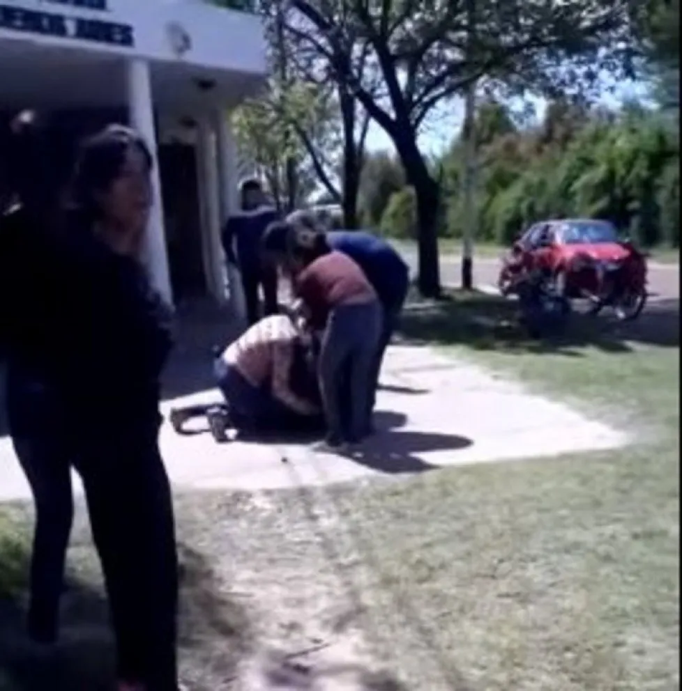 Dos madres discutieron por Facebook y cuando se vieron en el jardín se molieron a golpes