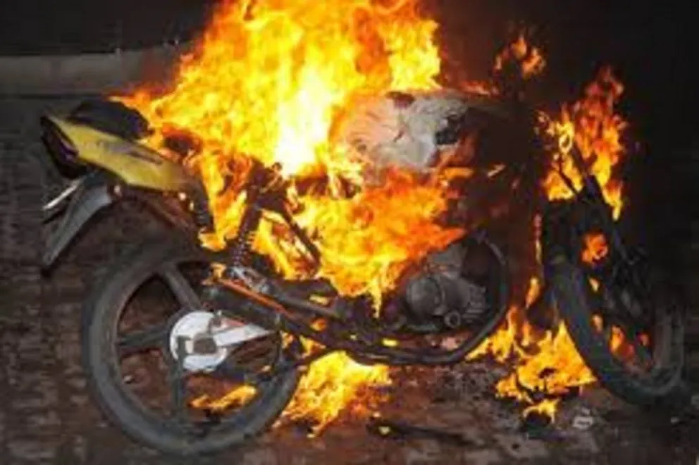 Limpiaba una comisaría y prendió fuego a vehículos secuestrados