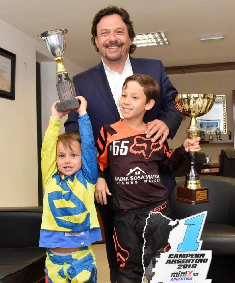 Sáenz recibió al bicampeón argentino de motocross que tiene tan solo 9 años