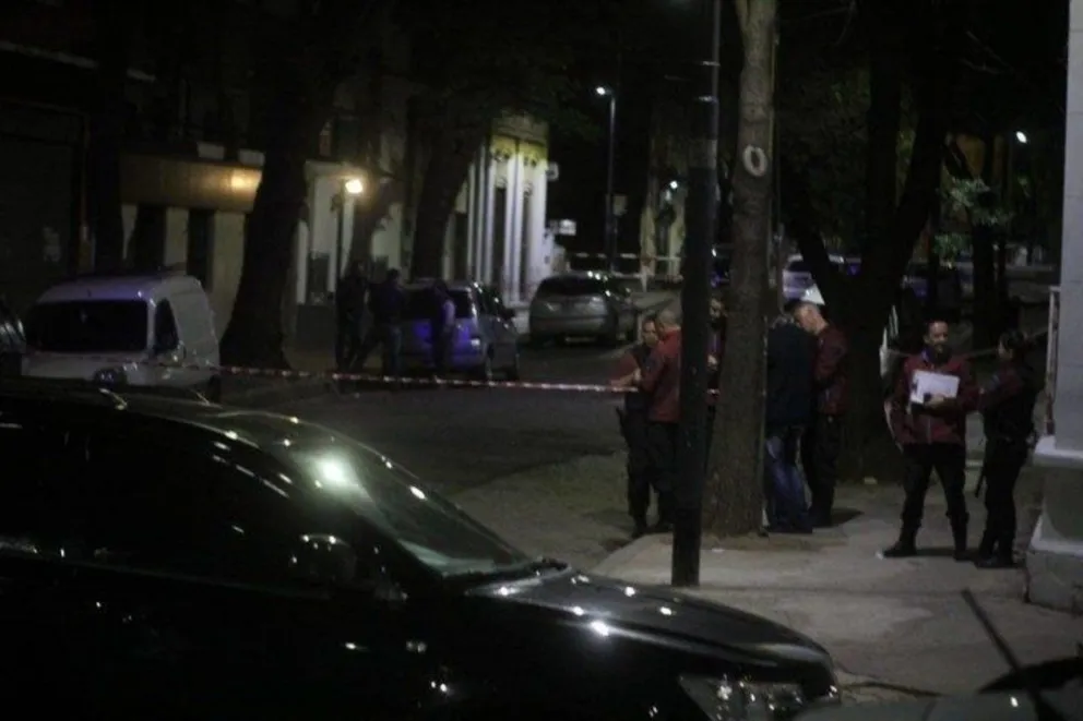 Locura y horror en Flores: una mujer degolló a su hija en plena calle