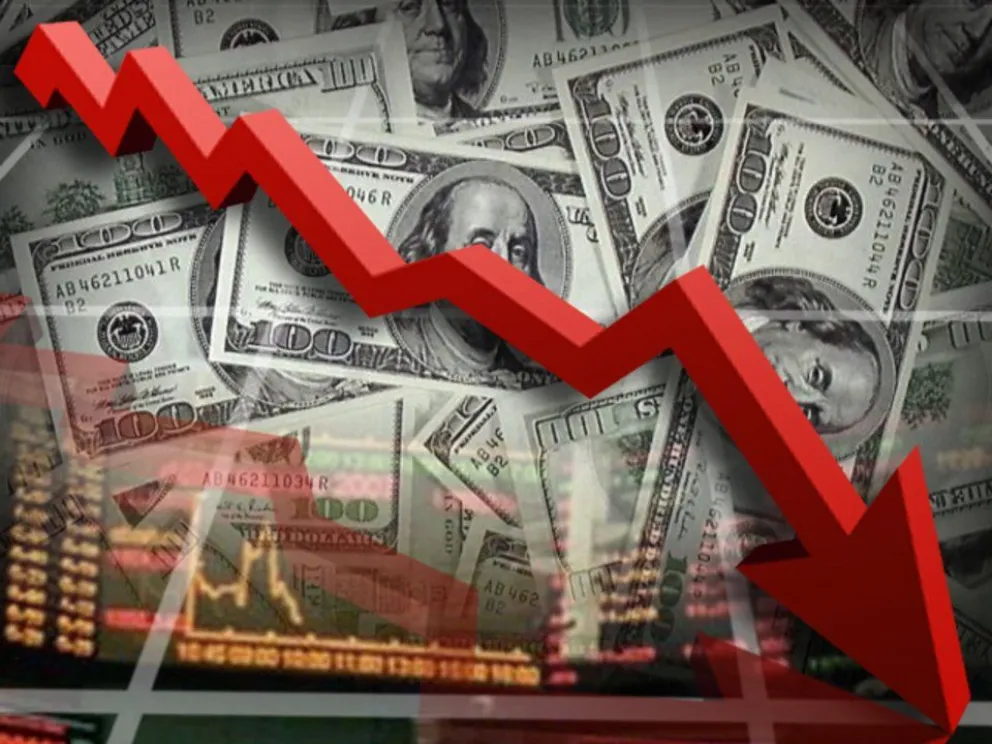 Caída del dólar: bajó más de $4: ¿comprar barato o aprovechar las tasas de interés en pesos?