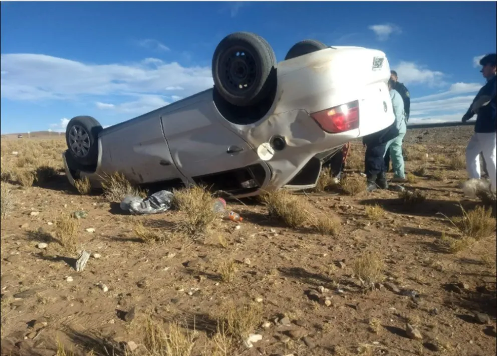 Misterioso accidente en la ruta 51: un joven volcó y su acompañante de 49 años murió
