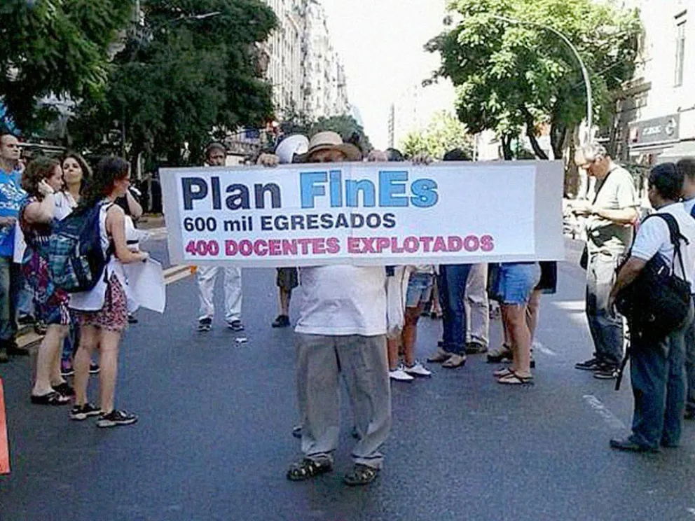 Desesperados: docentes del plan FINES no cobran desde hace meses