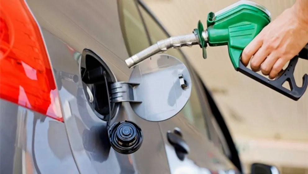 Nafta: las petroleras planean más aumentos, a pesar de que el dólar bajó más de $4
