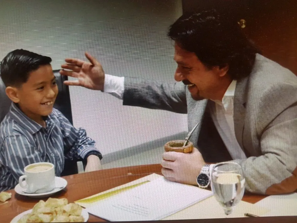 La emoción de Mateo, tras ser recibido por el intendente Gustavo Sáenz