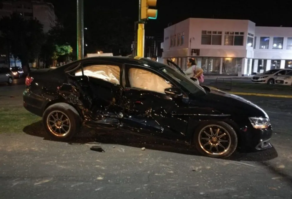 Le destrozó el auto con su camioneta y se fue