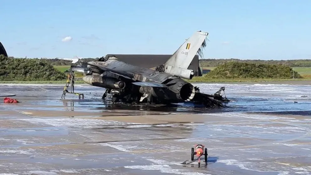 FOTOS: Un mecánico dispara por error el cañón de un F-16 y destruye otro caza de la Fuerza Aérea belga