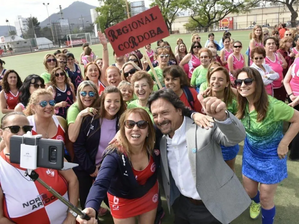 Encuentro Nacional de Veteranas de Hockey: Sáenz estuvo presente en la apertura