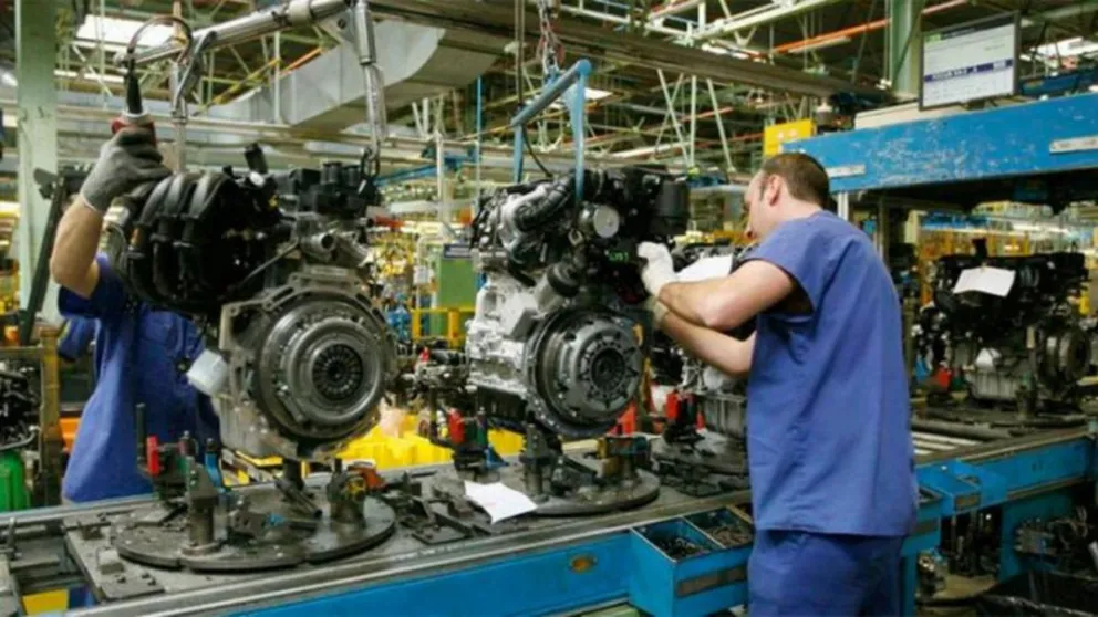 La industria sufrió su cuarta caída consecutiva: cedió 5,6% en agosto