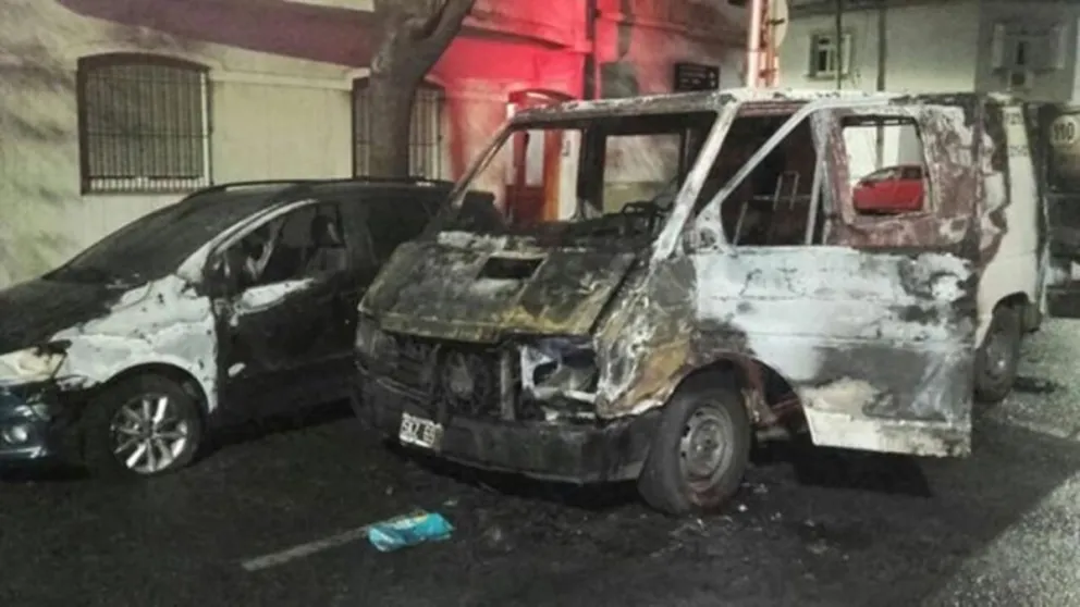 El auto de Axel Kicillof amaneció incendiado
