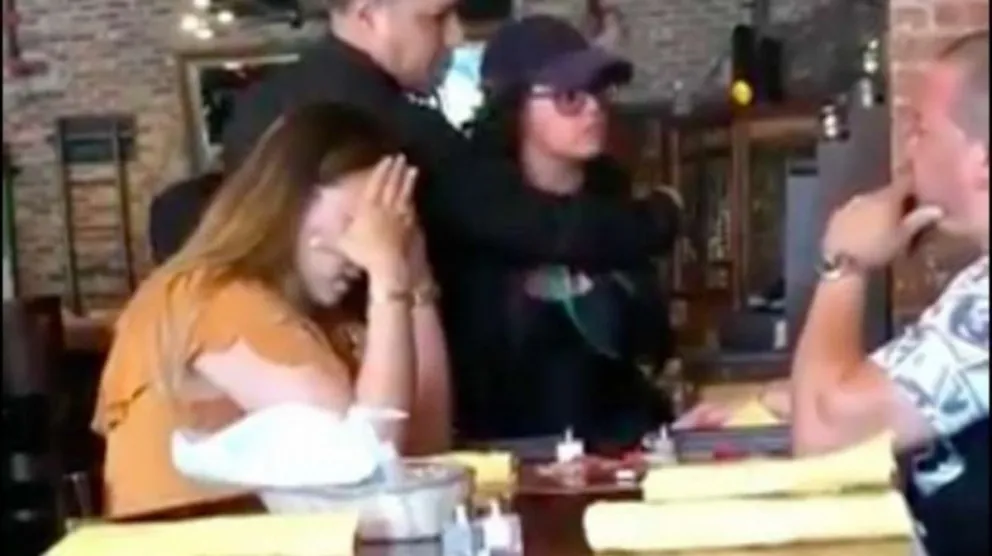 Encuentra a su esposo con su amante en un restaurant: "maldito h..de p...", le grita. Mirá el Video