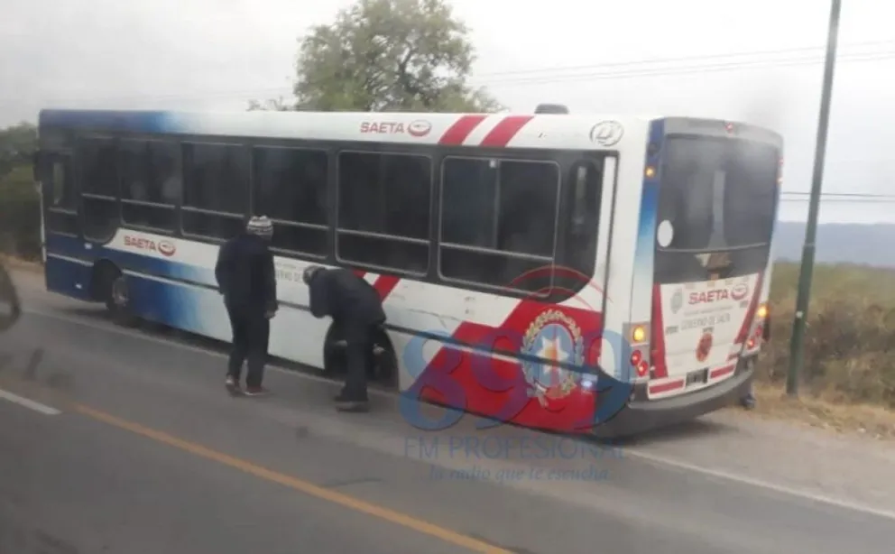 Se le salió la rueda a un colectivo en El Carril