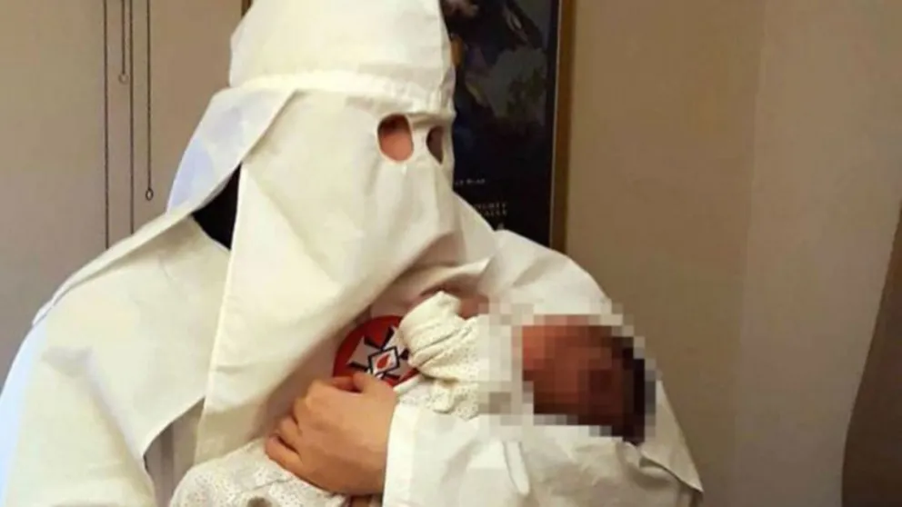 Con ropa del Ku Klux Klan y su hijo Adolf: Así es la pareja neonazi juzgada en Reino Unido