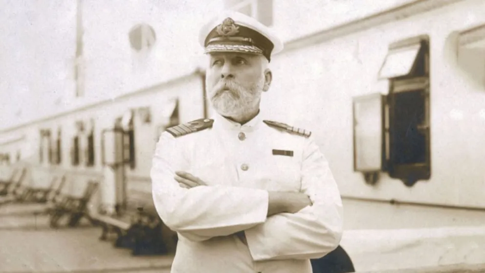 El 'fantasma' del capitán del Titanic se cuela en la foto de una pareja en un famoso bar