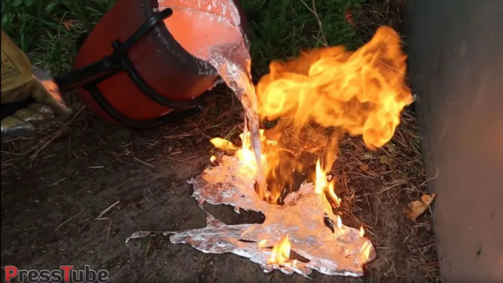 Derrama aluminio fundido en un nido subterráneo de avispas y el resultado es sorprendente [VIDEO]