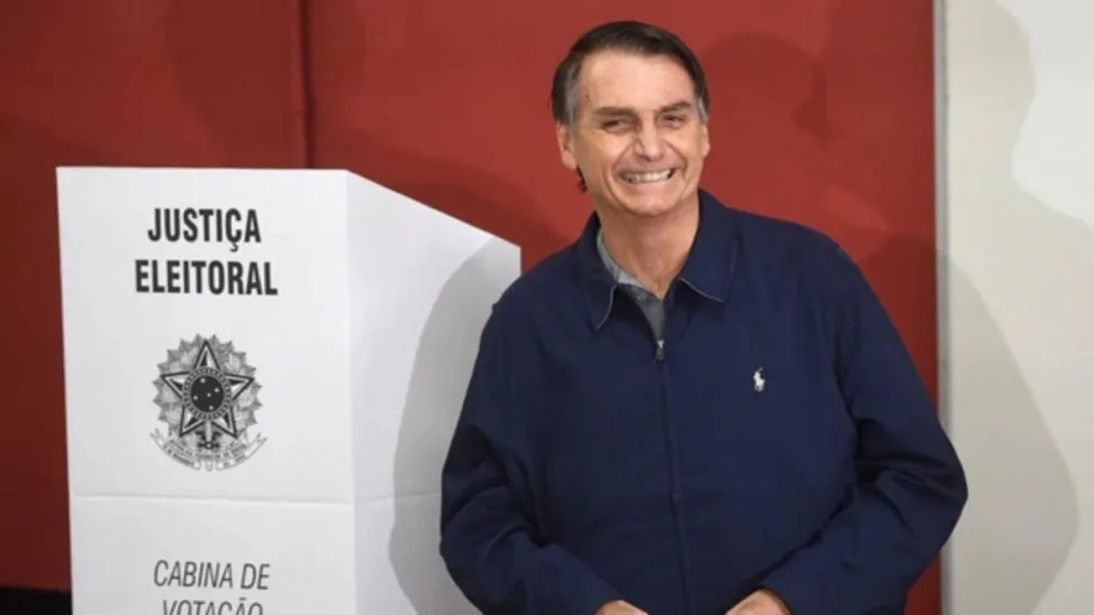 Todo sea por los votos: ahora Bolsonaro se muestra amigo de los homosexuales