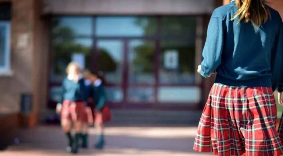 Edad Media: colegio católico busca prohibir el uso de polleras para "evitar tentaciones"