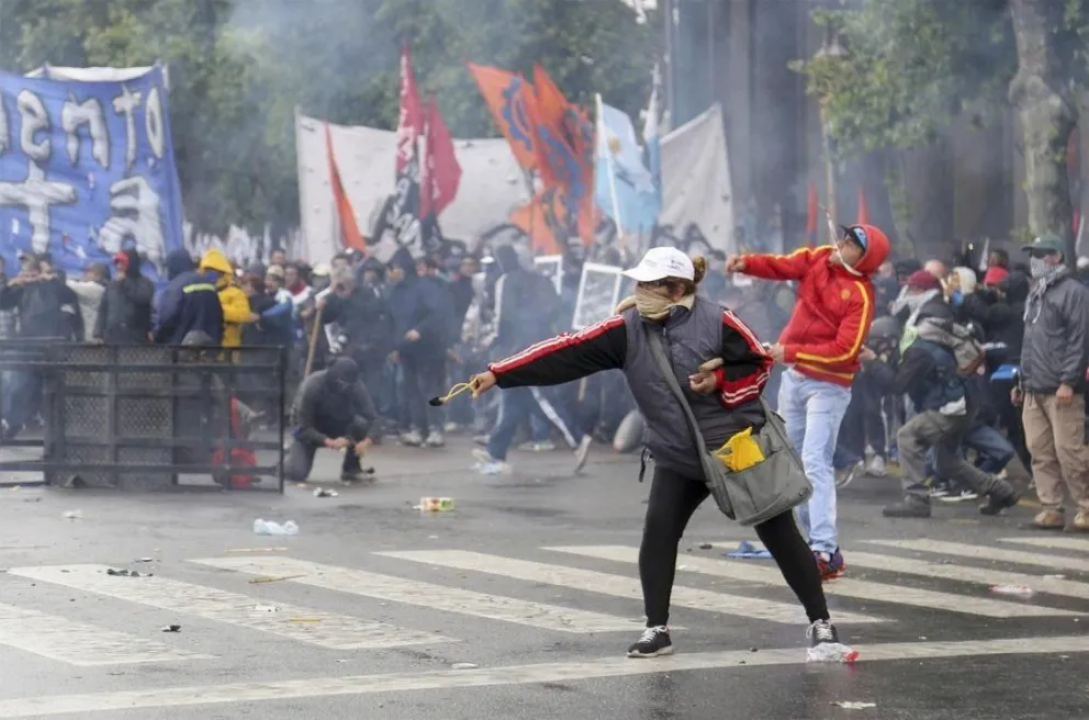 El gobierno busca deportar a los extranjeros que destrozaron la plaza del Congreso