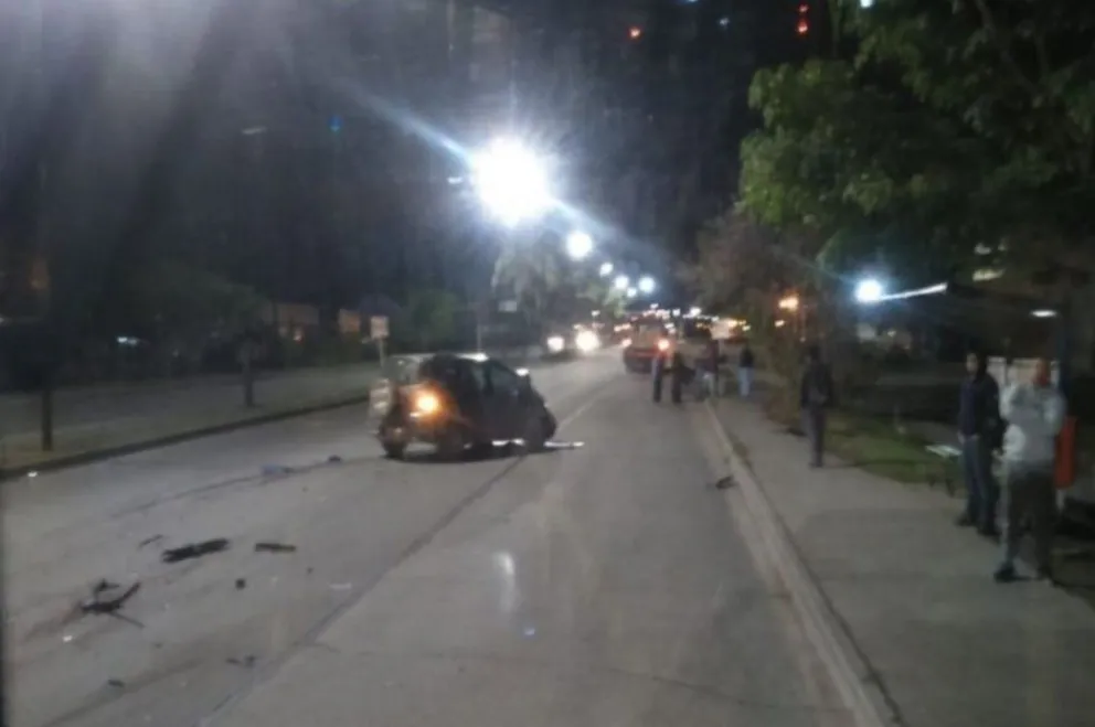 Tremendo choque de un auto contra un colectivo en la avenida Paraguay