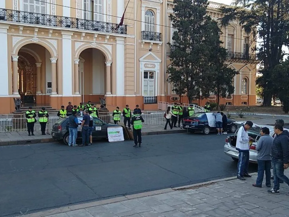Remiseros quieren encadenarse en la Legislatura